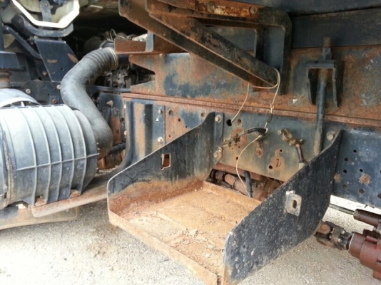 รถอีซูซุ  6 ล้อดั้ม 130 แรงม้า. ปี 51  สนใจติดต่อ 081 - 6079515