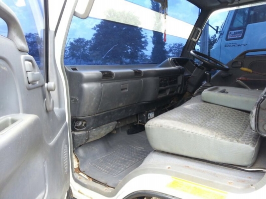 รถอีซูซุ  6 ล้อดั้ม 130 แรงม้า. ปี 51  สนใจติดต่อ 081 - 6079515