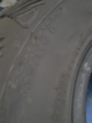 M/T  KUMHO ROAD VENTURE  มีชุด 4 เส้น TEL.081-427-3941