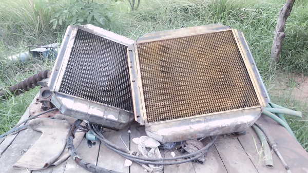 ขายหม้อน้ำและแผงออยไฮดรอลิคคู่นี้5000ถูกครับ