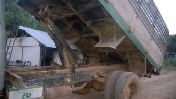 รถหกล้อหัวยาวดั๊ม