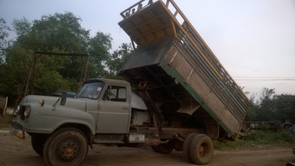 รถหกล้อหัวยาวดั๊ม