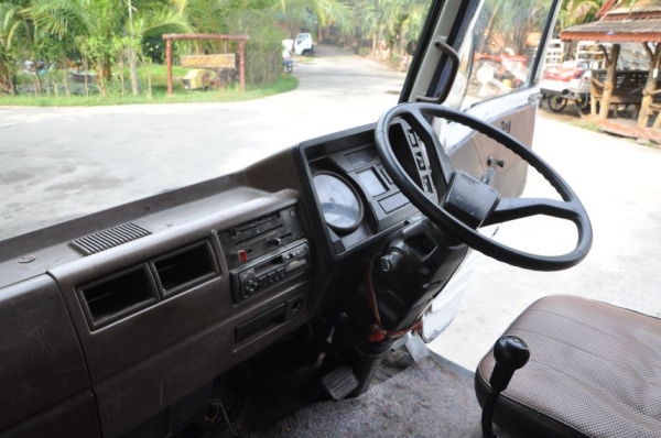 ขายHINO6ล้อ เครื่องฟิตๆ คัสซีสวยกริ๊บๆ ทะเบียนพร้อมโอน 299,000บาท