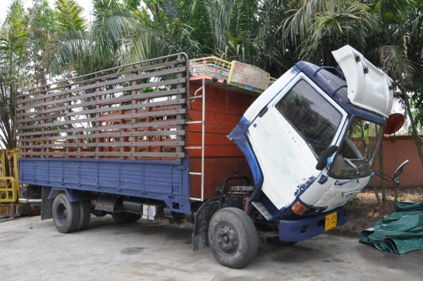 ขายHINO6ล้อ เครื่องฟิตๆ คัสซีสวยกริ๊บๆ ทะเบียนพร้อมโอน 299,000บาท