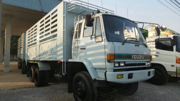 รถอีซูซุ  10 ล้อ  ( ไม่ดั้ม ) 240 แรงม้า. ปี 38  ( ขายแม่ , ลูก )  สนใจติดต่อ 081 - 6079515