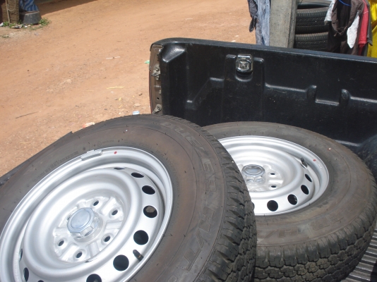 ขายล้อพร้อมยางไทรทันโฟวิล ถอดจากรถป้ายแดง