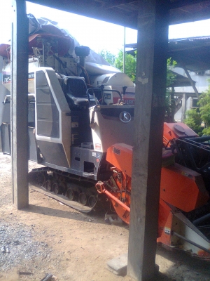 ขายรถเกี่ยวข้าวคูโบต้า60ลดเหลือ 300000บาท