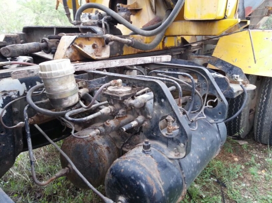 รถนิสสัน 10 ล้อ โม่ปูน CW430 / 230 แรงม้า.  ปี 32  สนใจติดต่อ  081 - 6079515