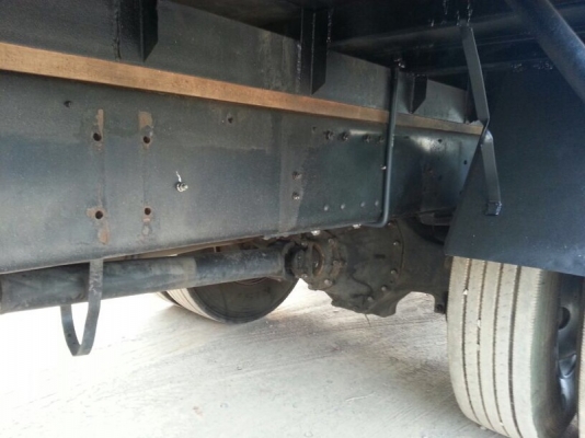 รถฮีโน่ 10 ล้อ พื้นเรียบ  220 แรงม้า. ปี 52   สนใจติดต่อ 081 - 6079515