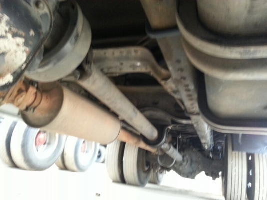 รถฮีโน่ 10 ล้อ พื้นเรียบ  220 แรงม้า. ปี 52   สนใจติดต่อ 081 - 6079515