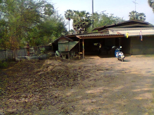 ขายที่ดิน อ.เขาย้อย จ.เพชรบุรี พร้อมบ้านและมีห้องเช่าให้อีก10ห้อง มี1ไร่28วาครับ