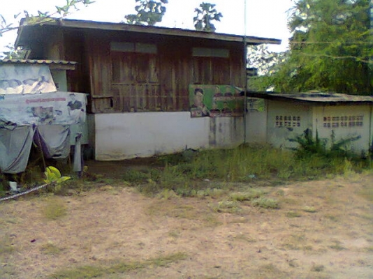 ขายที่ดิน อ.เขาย้อย จ.เพชรบุรี พร้อมบ้านและมีห้องเช่าให้อีก10ห้อง มี1ไร่28วาครับ