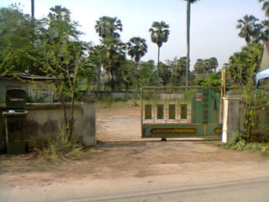 ขายที่ดิน อ.เขาย้อย จ.เพชรบุรี พร้อมบ้านและมีห้องเช่าให้อีก10ห้อง มี1ไร่28วาครับ