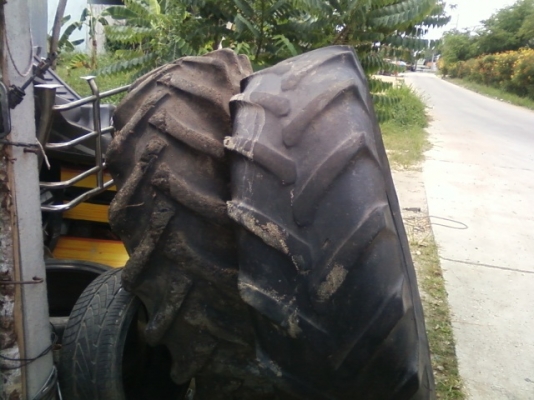 ขายยางรถไถฟอร์ด  MICHELIN ขอบ 34 - 16.9 ขอบยางสวย ทนทาน สามารถใช้ได้อีกนาน