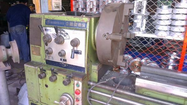 Sell> Lathe แท่นกลึงมือสอง ICOCA  รุ่นหนัก 560x1000 4 เพลาเด้ง รูเพลา 4" นิ้ว รอบช้าสุด 15 rpm. 4 จับ 24" นิ้ว กำแพงแสน นครปฐมครับ