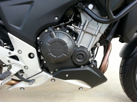 CB500X 2013  สีดำ   รถซื้อเงินสด4เดือน ออกศูนย์บิ๊กวิงสภาพใหม่มาก     ขายพร้อมของแต่ง 189,000บ.  ข้อมูล รถใหม่พร้อมประกัน220,000บมีของแต่งทั้งหมดอีกกว่า50,000บ.พร้อมประกันชั้น1ถึงธ.ค.57 ใช้งานน้อย6,3xxกม.(เช็ค6,000กม.ที่บิ๊กวิงค์ให้แล้ว)น้ำมันเครื่องใสปิ้