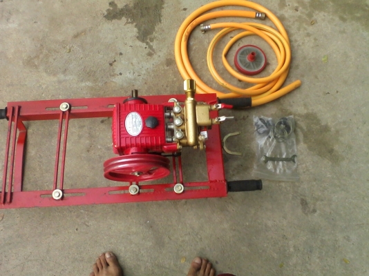 ปั้มพ่นยา3สูบ พร้อมแท่นยังใหม่อยู่