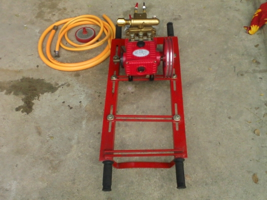 ปั้มพ่นยา3สูบ พร้อมแท่นยังใหม่อยู่