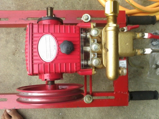 ปั้มพ่นยา3สูบ พร้อมแท่นยังใหม่อยู่