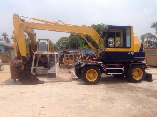 ขายรถแมคโครล้อยาง PW60-3สภาพพร้อมใชั สนใจติดต่อ บอย 085-156-2314