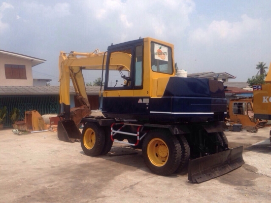 ขายรถแมคโครล้อยาง PW60-3สภาพพร้อมใชั สนใจติดต่อ บอย 085-156-2314