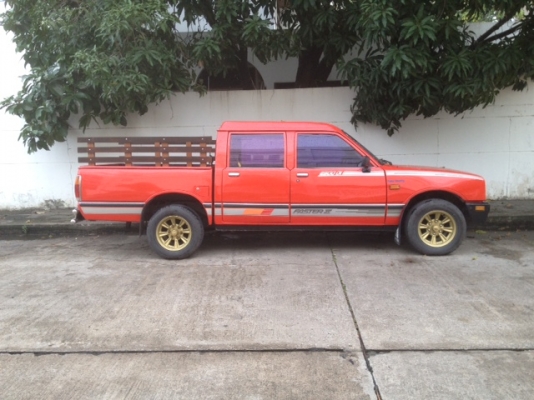 ISUZU KB2500 4drพร้อมคอกกระบะท้าย เครื่องมังกรทองเกียร์AUTO อยากแลกVW เต่าซักคัน