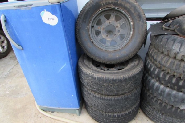 ล้อรถ Jeep Caribian ใส่ยาง 225/70 ขอบ 15 ขายราคา 4500 (ใส่ Jeep ได้ทุกรุ่นตั้งแต่ CJ จนถึง JEEP Mitsubishi) สนใจคุยต่อรอง ติดต่อคุณสุวัฒน์ 0837310899