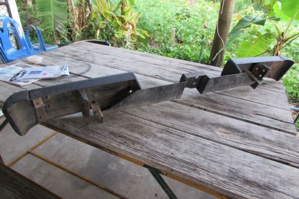 กันชนท้าย Nisssan Patrol หรือ Safari รหัสY.160 สภาพ 80\% ไม่บุบ ไม่มีรอยบอบช้ำ ติดกับรถตรวจการ ขายราคา 3500 บาท สนใจคุยต่อรอง ติดต่อคุณสุวัฒน์ 0837310899