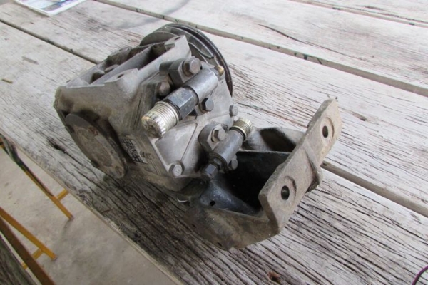 คอมพร้อมขาชนิดลูกสูบยี่ห้อ KIKI ใส่เครื่อง Nissan เบนซินตระกูล L 16 18 24 26 28 ราคา 3500 บาท สนใจคุยต่อรอง ติดต่อคุณสุวัฒน์ 0837310899