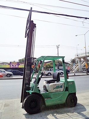 ขายรถยกมิตซูบิชิ 2.5 ตัน (รุ่นใหม่) เครื่องเบนซิน  กระบอกคู่   เสาสูง 3 เมตร   พวงมาลัยเพาเว่อร์  สีเดิมจากนอก นำเข้าจากญี่ปุ่น ใช้งานได้ทันที ราคา220000