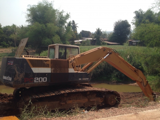 ขายด่วน Komatsu pc200-5 คอนโทรลสั้น สภาพเก่านอก ทำสีใหม่