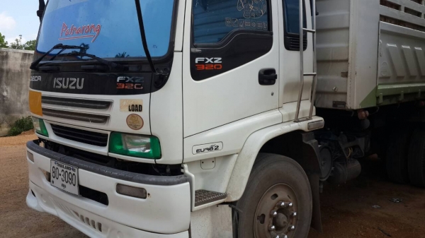 2300000 จัดแนนซ์ได้  1800000 Isuzu 320 hp.. ปี 51ดั๊ม สามมิตร มีระบบลากพ่วง  ที่ด้านบนข้างเคปเก็บสีนิดเดียว