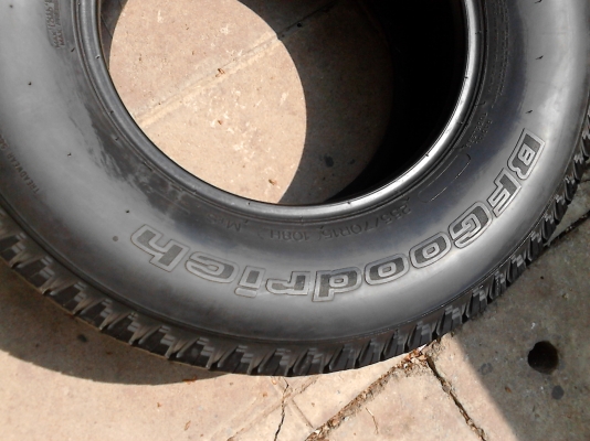ขอบ 15  BF Goodrich long trail T/A  tour มี 2 เส้น T.081-427-3941