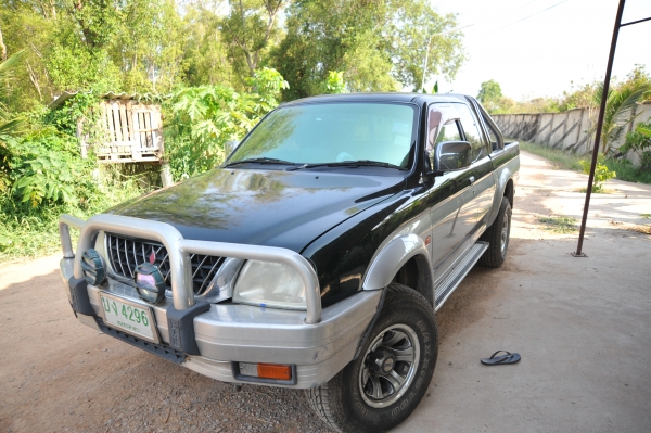 รถกระบะ มีเคป จดทะเบียนปี 2543 เเอร์วิทยุ เเอร์เย็น มี เเม็ก เครื่อง 2800 กันชนอลูมิเนียม เเถมกันชนพลาสติก