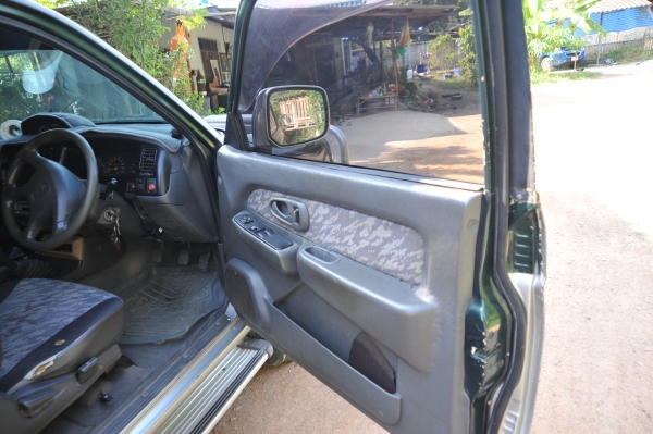รถกระบะ มีเคป จดทะเบียนปี 2543 เเอร์วิทยุ เเอร์เย็น มี เเม็ก เครื่อง 2800 กันชนอลูมิเนียม เเถมกันชนพลาสติก