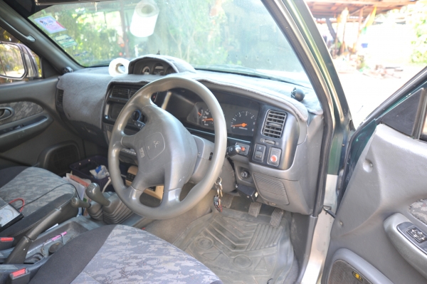 รถกระบะ มีเคป จดทะเบียนปี 2543 เเอร์วิทยุ เเอร์เย็น มี เเม็ก เครื่อง 2800 กันชนอลูมิเนียม เเถมกันชนพลาสติก