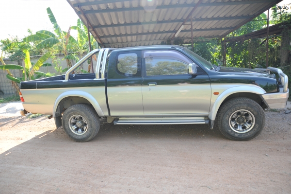 รถกระบะ มีเคป จดทะเบียนปี 2543 เเอร์วิทยุ เเอร์เย็น มี เเม็ก เครื่อง 2800 กันชนอลูมิเนียม เเถมกันชนพลาสติก