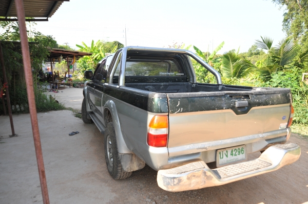 รถกระบะ มีเคป จดทะเบียนปี 2543 เเอร์วิทยุ เเอร์เย็น มี เเม็ก เครื่อง 2800 กันชนอลูมิเนียม เเถมกันชนพลาสติก