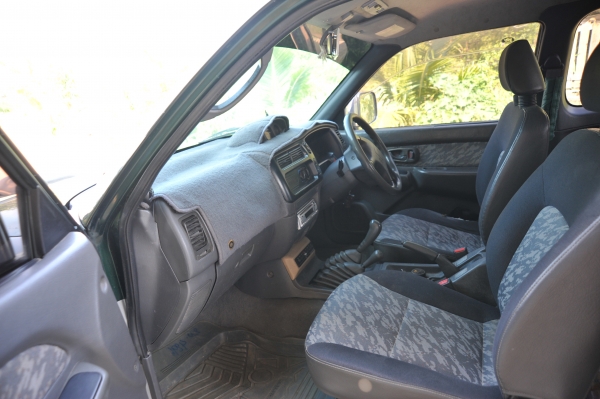 รถกระบะ มีเคป จดทะเบียนปี 2543 เเอร์วิทยุ เเอร์เย็น มี เเม็ก เครื่อง 2800 กันชนอลูมิเนียม เเถมกันชนพลาสติก