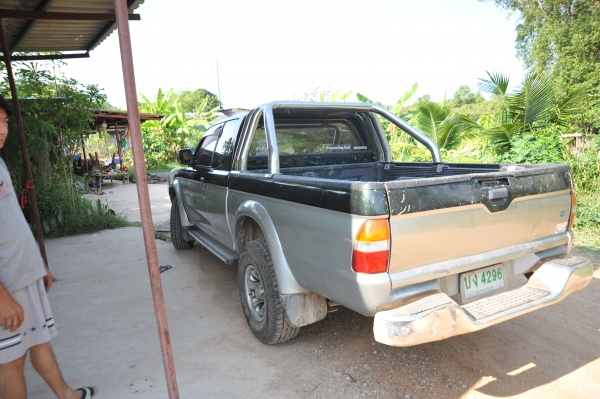 รถกระบะ มีเคป จดทะเบียนปี 2543 เเอร์วิทยุ เเอร์เย็น มี เเม็ก เครื่อง 2800 กันชนอลูมิเนียม เเถมกันชนพลาสติก