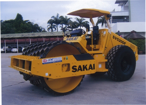 รถบดถนนสั่นสะเทือนล้อหนามหุ้มเรียบ SAKAI รุ่น SV520DF