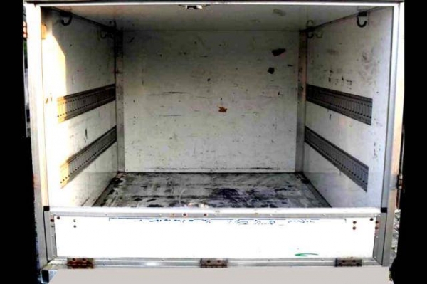 รถเทเลอร์พ่วงลากตู้แห้งขนของขนสัมภาระ