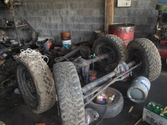 ขายช่วงล่างคานแขง4X4 มีเครื่่องหกสูบนิสันพร้อมเกืยร์และให้แหนบอีกสี่ตับให้ทั้งหมด