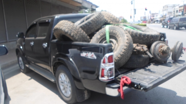 ขายเอาใว้ต่ออีแต๋นช่วงล่างคานแขง4X4 มีเครื่่องหกสูบนิสันพร้อมเกืยร์และแหนบให้อีก4ตับ