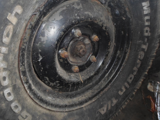 ขายเอาใว้ต่ออีแต๋นช่วงล่างคานแขง4X4 มีเครื่่องหกสูบนิสันพร้อมเกืยร์และแหนบให้อีก4ตับ