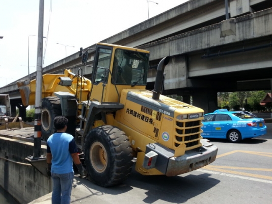 รถตักล้อยาง WA300-3E-53165  สภาพสวย  เพิ่งเข้ามาจากประเทศญี่ปุ่น ยังไม่เคยใช้งานในไทย  โทร. 081-373-0559