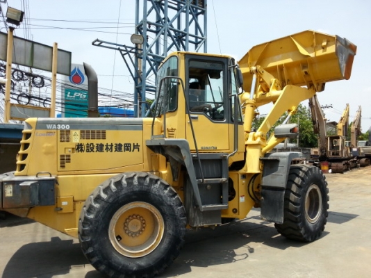 รถตักล้อยาง WA300-3E-53165  สภาพสวย  เพิ่งเข้ามาจากประเทศญี่ปุ่น ยังไม่เคยใช้งานในไทย  โทร. 081-373-0559