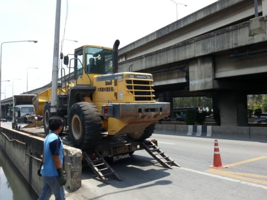 รถตักล้อยาง WA300-3E-53165  สภาพสวย  เพิ่งเข้ามาจากประเทศญี่ปุ่น ยังไม่เคยใช้งานในไทย  โทร. 081-373-0559