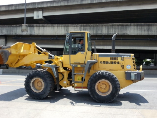 รถตักล้อยาง WA300-3E-53165  สภาพสวย  เพิ่งเข้ามาจากประเทศญี่ปุ่น ยังไม่เคยใช้งานในไทย  โทร. 081-373-0559