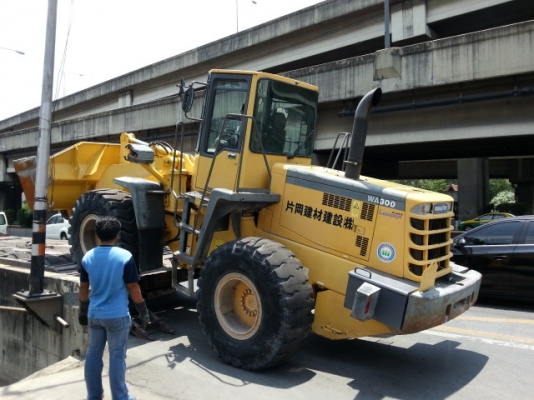 รถตักล้อยาง WA300-3E-53165  สภาพสวย  เพิ่งเข้ามาจากประเทศญี่ปุ่น ยังไม่เคยใช้งานในไทย  โทร. 081-373-0559